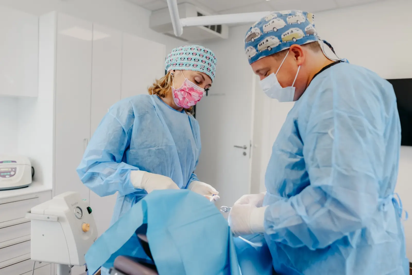 Dr. Planert und Dr. Angrik bei einem gemeinsamen Eingriff